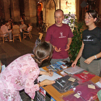 Lo stand di Tapirulan in Piazza Duomo a Cremona