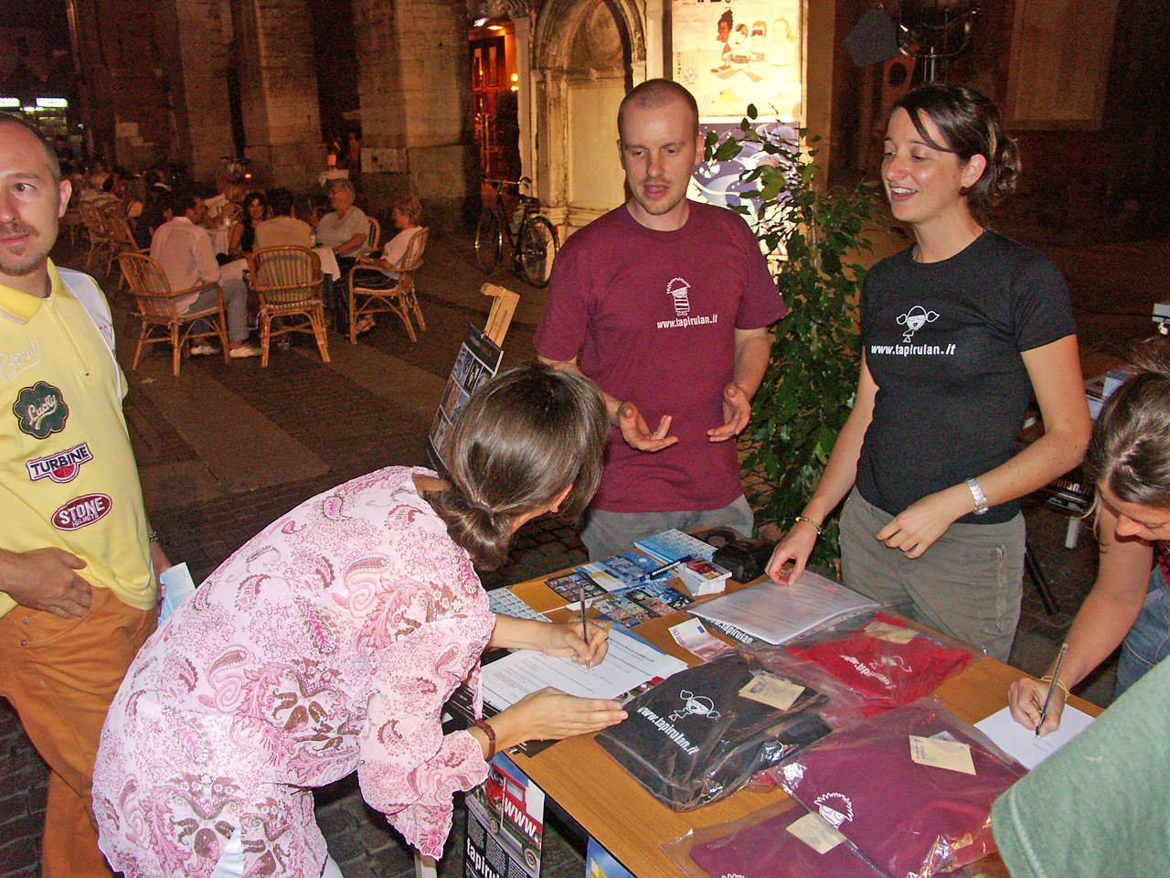 Lo stand di Tapirulan in Piazza Duomo a Cremona