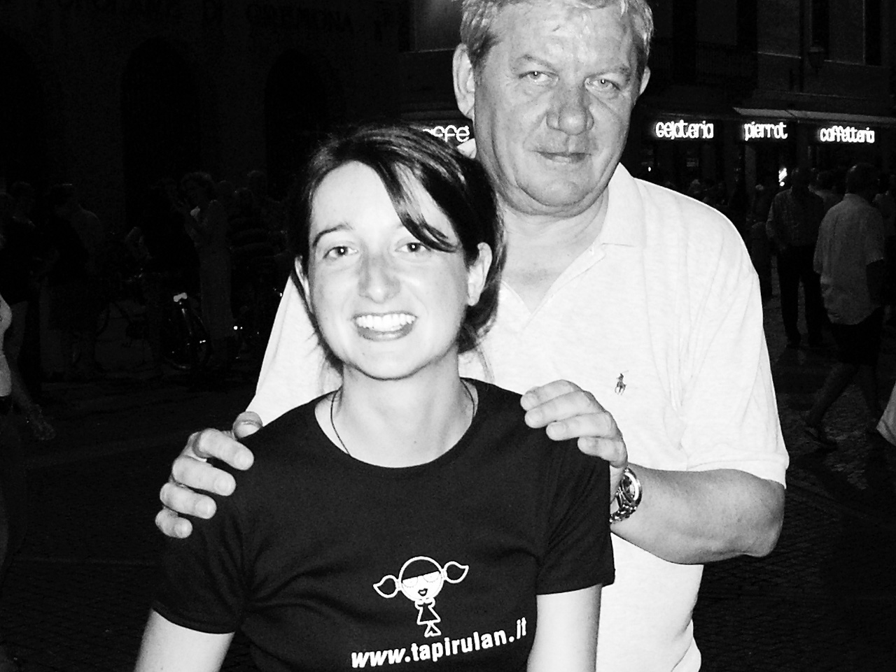 La tapirugirl Dani tenta di sedurre il signor Guarneri