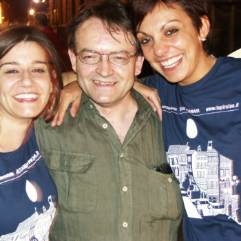 Alan, l'oste del Dulcamara, circondato da belle signorine