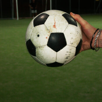 Il pallone sporco del sangue dei valorosi in campo