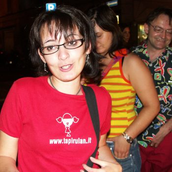 Una signorina ci onora di indossare la nostra maglietta