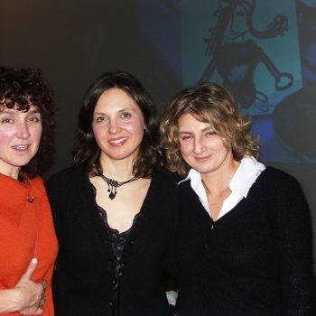 L'illustratrice Manuela Saccani con due amiche.