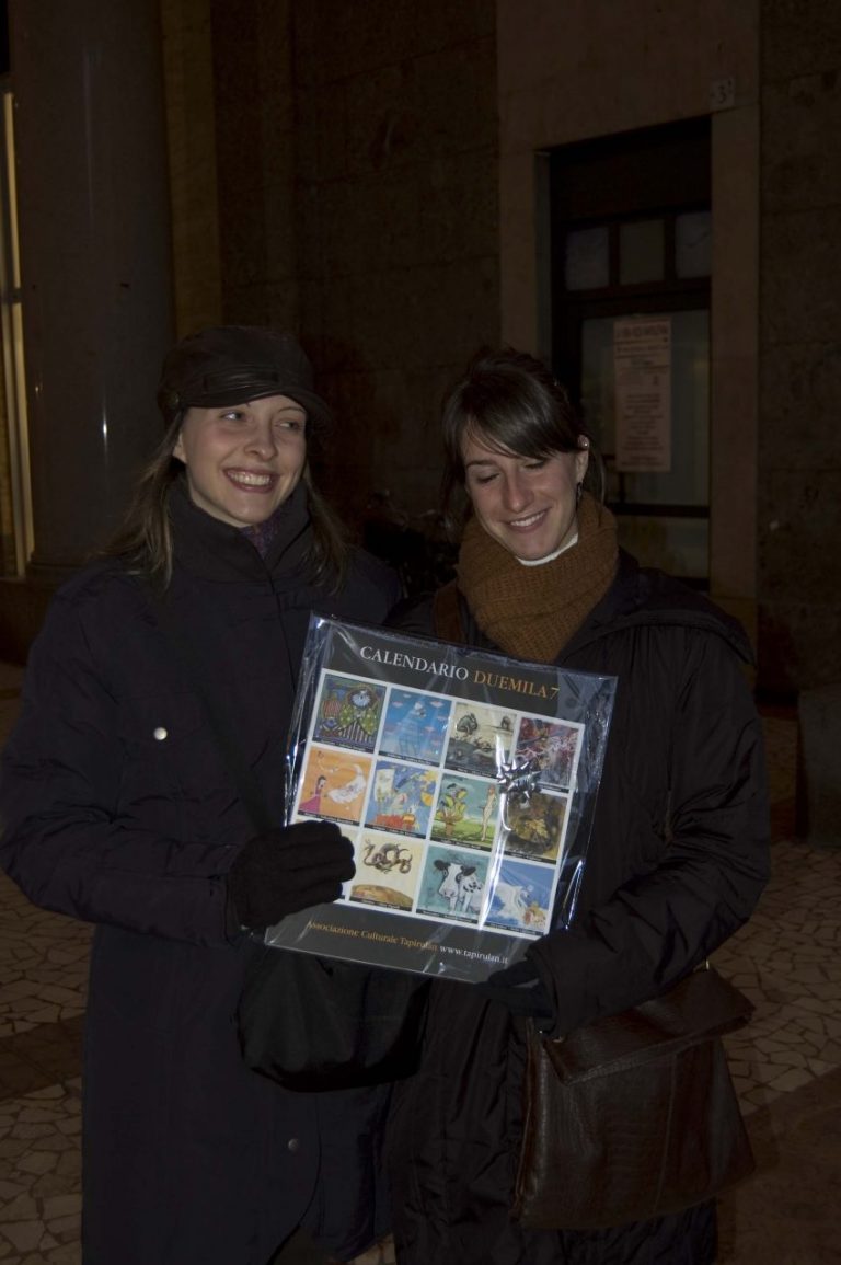 Due graziose acquirenti del calendario