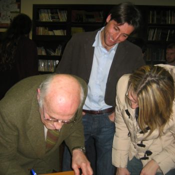 Tony Wolf firma gli autografi ai fan in visibilio...