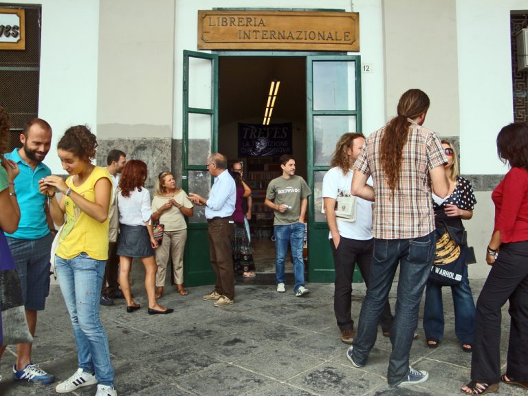 Si attende l'inizio. Si odono delle ragazzine urlanti. No