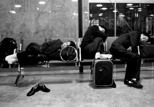 Sleeping in airport - Opera di Linda Vukaj