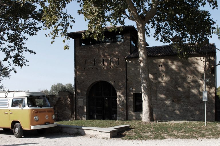 Elogio della pigrizia - Mostra di Guido Scarabottolo (Ferrara - Porta degli Angeli)