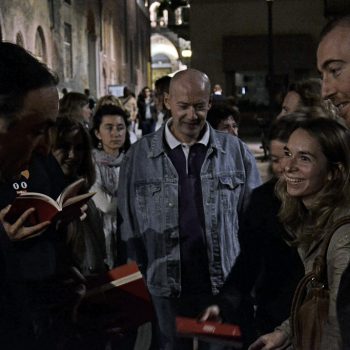 Migliaia di persone si contendono la prima copia di Bombeiros