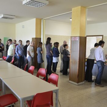 Tutti diligentemente in coda alla mensa dei pompieri