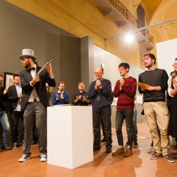 La premiazione del concorso da parte di Fabio Toninelli. Sullo sfondo alcuni illustratori: Ronny Gazzola, Elia Colombo, Marco Zaini, Francesco Buzzi, Daniel Trudu, Matteo Anselmo, Giulia Ferla, Milena Cavallo