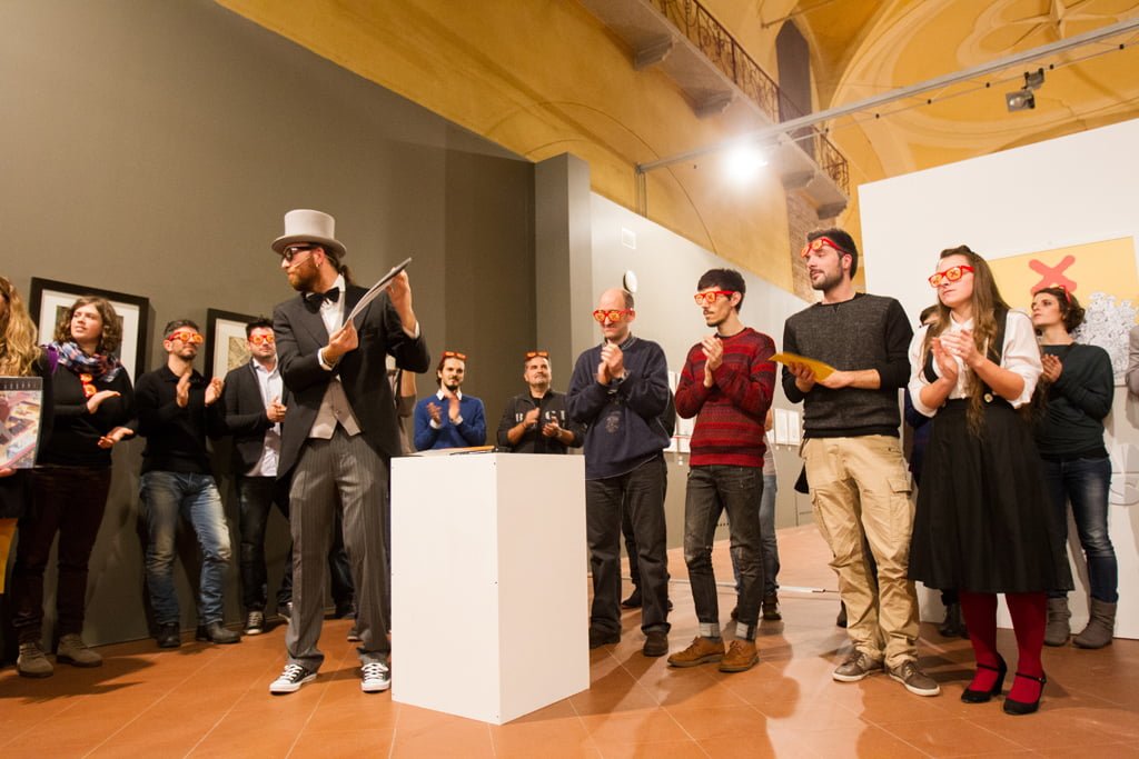 La premiazione del concorso da parte di Fabio Toninelli. Sullo sfondo alcuni illustratori: Ronny Gazzola, Elia Colombo, Marco Zaini, Francesco Buzzi, Daniel Trudu, Matteo Anselmo, Giulia Ferla, Milena Cavallo