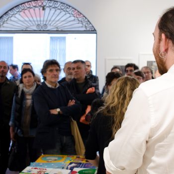 Il pubblico all'inaugurazione della mostra Rivisti e del nuovo Spazio Tapirulan