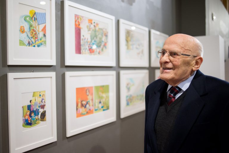 Tony Wolf osserva le sue illustrazioni esposte alla mostra Ciao (Santa Maria della Pietà, Cremona) - Foto di Michele Prosperi