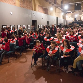 Il pubblico protetto da indispensabili salvagenti alla mostra SOS