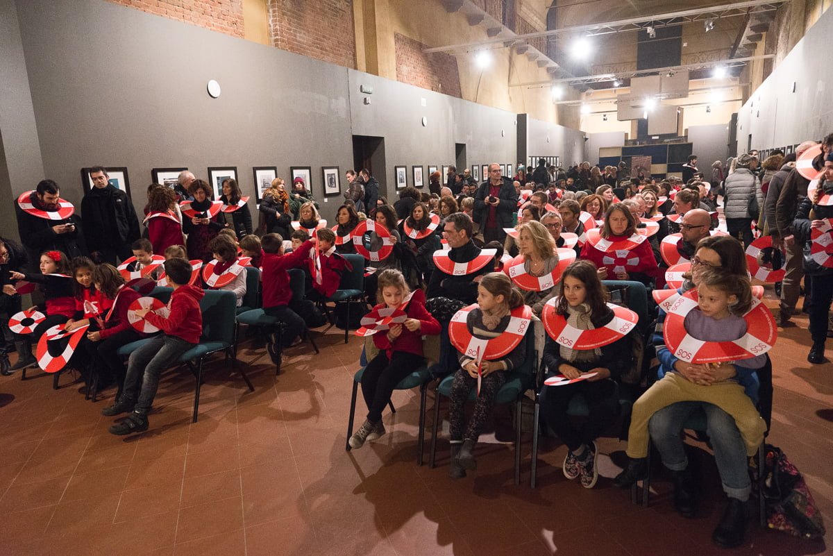 Il pubblico protetto da indispensabili salvagenti alla mostra SOS
