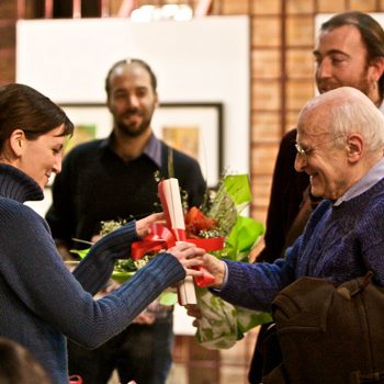 Tony Wolf consegna il Premio della Critica a Daniela Volpari