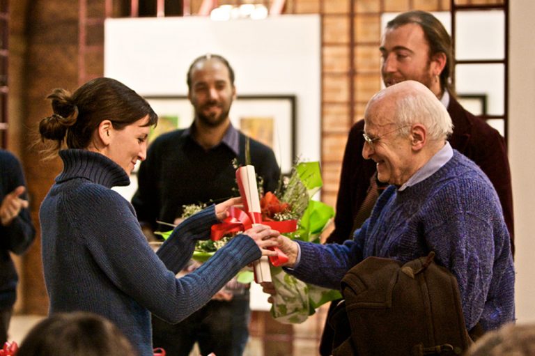 Tony Wolf consegna il Premio della Critica a Daniela Volpari