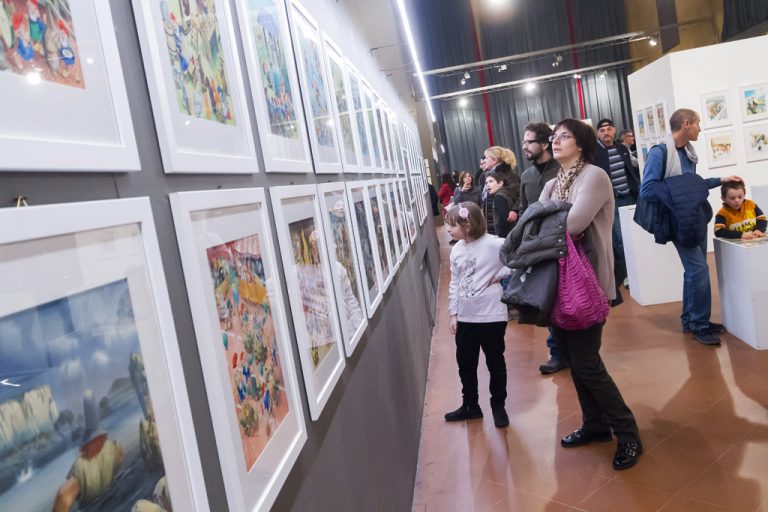 Il pubblico che ammira le opere di Tony Wolf