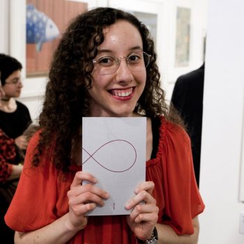 Giulia Colombo con in mano Otto, antologia del concorso di poesia di Tapirulan