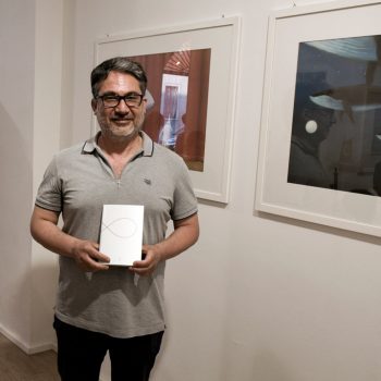 Salvatore Dario D'angelo con in mano Otto, antologia del concorso di poesia di Tapirulan
