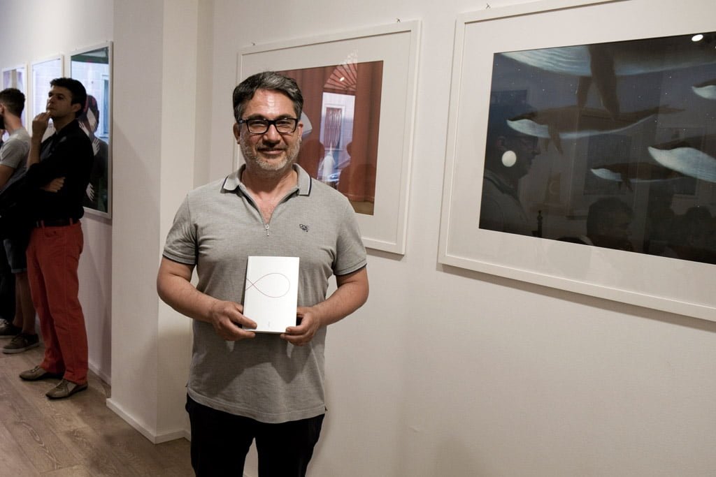 Salvatore Dario D'angelo con in mano Otto, antologia del concorso di poesia di Tapirulan