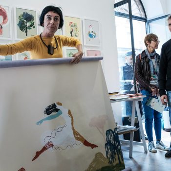 Siria Bertorelli con l'Affiche di Elisa Talentino da regalare a sorteggio