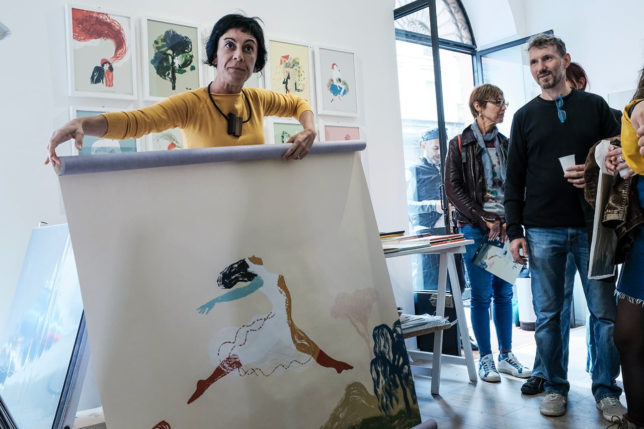 Siria Bertorelli con l'Affiche di Elisa Talentino da regalare a sorteggio