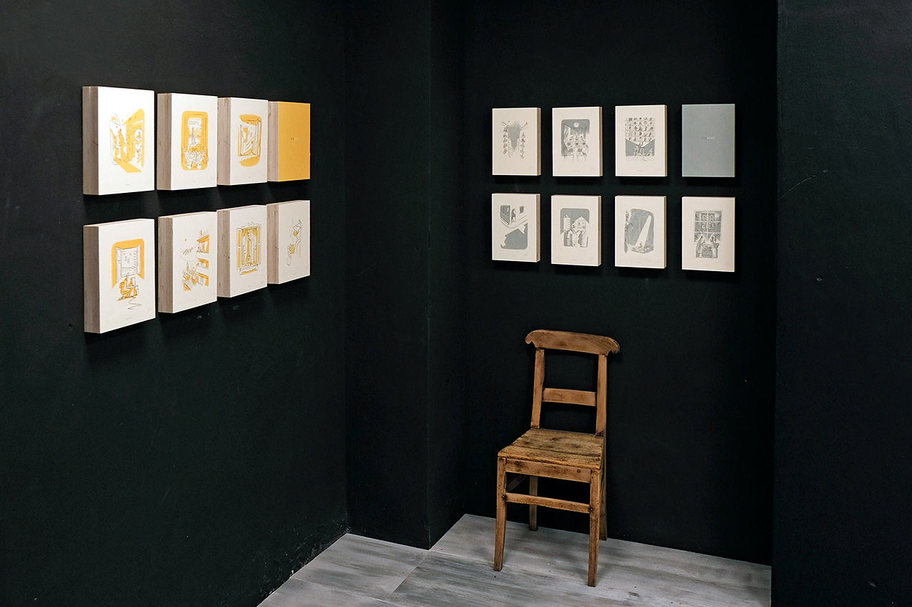 Allestimento della mostra Stay at home a La galleria del libro