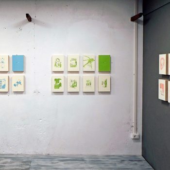 Allestimento della mostra Stay at home a La galleria del libro