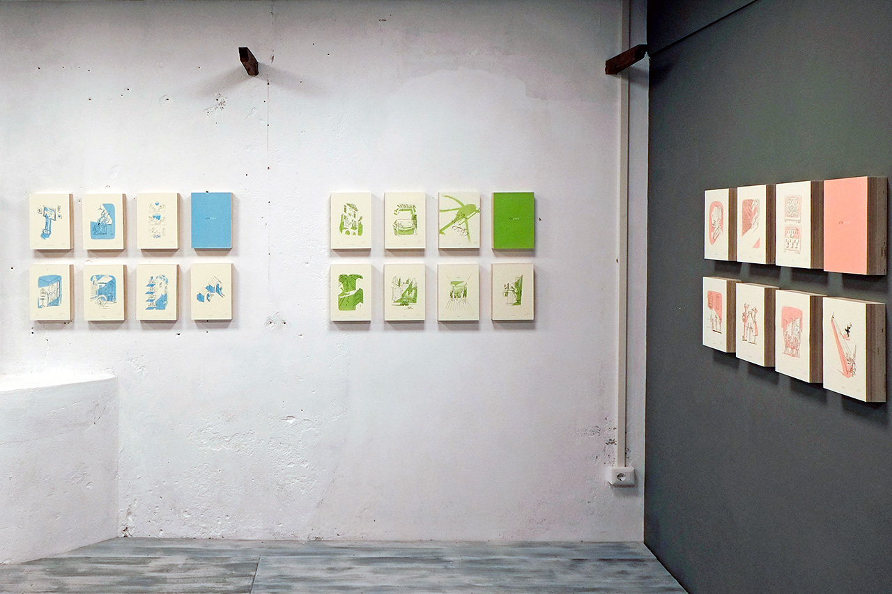 Allestimento della mostra Stay at home a La galleria del libro