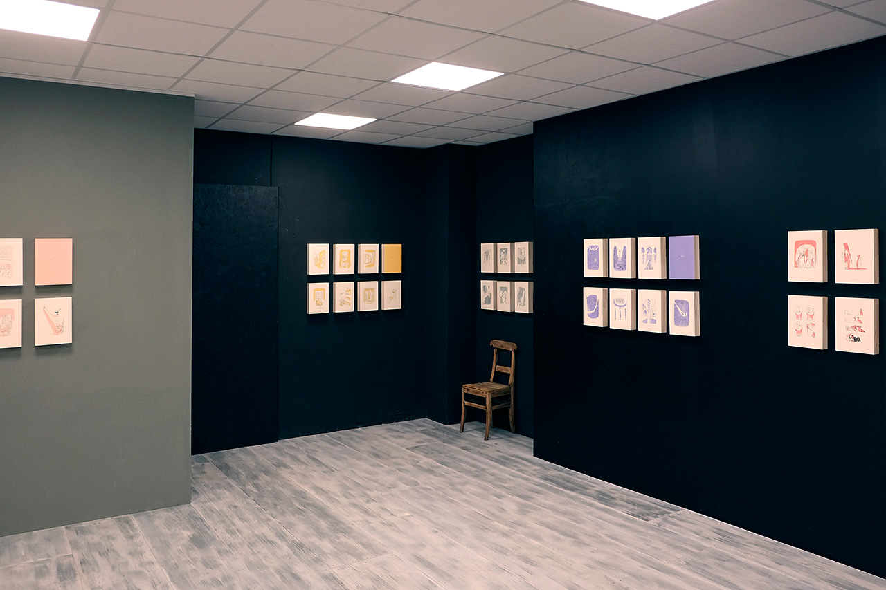 Allestimento della mostra Stay at home a La galleria del libro