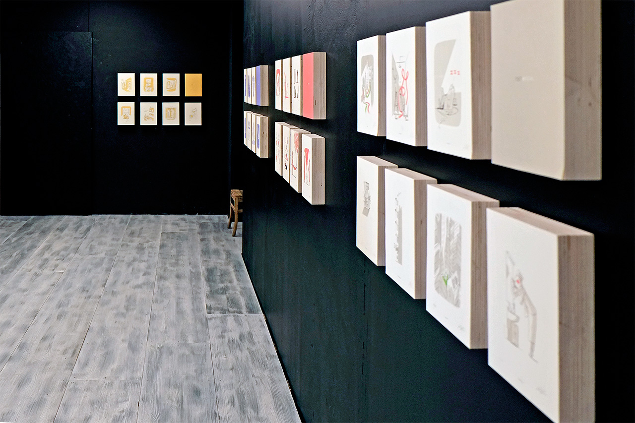 Allestimento della mostra Stay at home a La galleria del libro