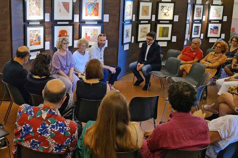 Simonetta Maione tra Maria Camilla De Palma e Fabio Toninelli durante l'inaugurazione della mostra Tilt a Genova