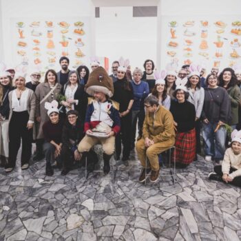 Foto di gruppo con gli illustratori della mostra Voilà e l'ospite d'onore Gilles Bachelet