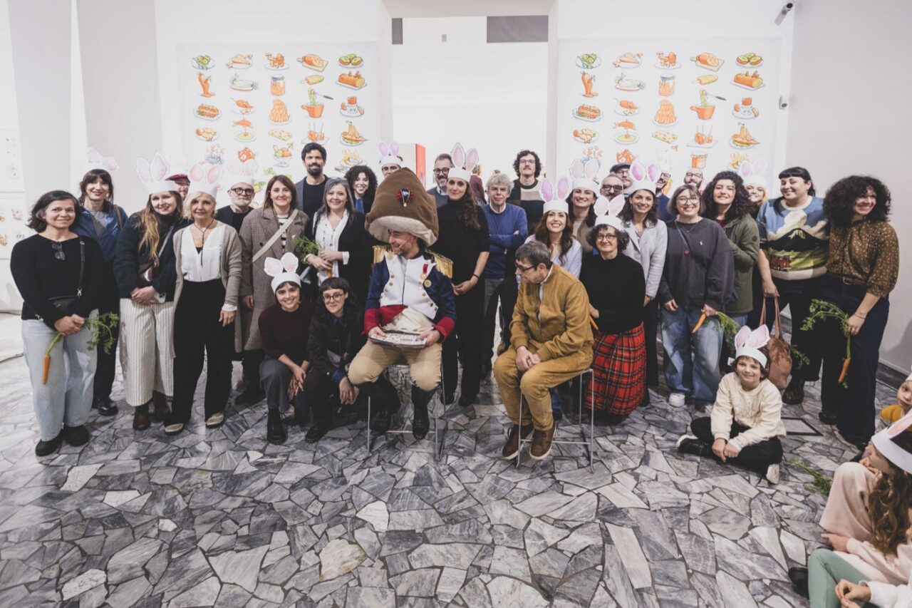 Foto di gruppo con gli illustratori della mostra Voilà e l'ospite d'onore Gilles Bachelet